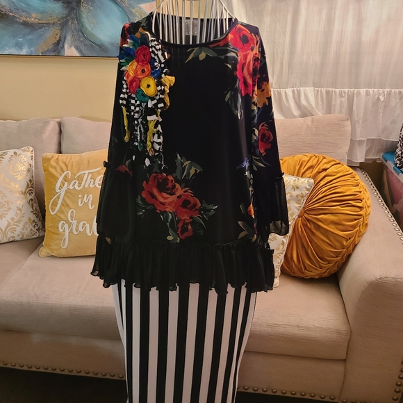 SOLD 🖤Classy floral top!🖤 - Picture 3 of 6